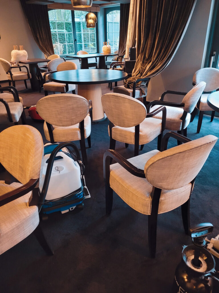 Salle remplie de chaises d'un restaurant luxueux