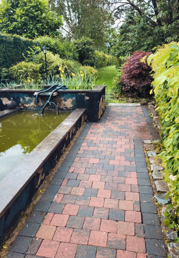 Chemin pavé après nettoyage dans un jardin spacieux