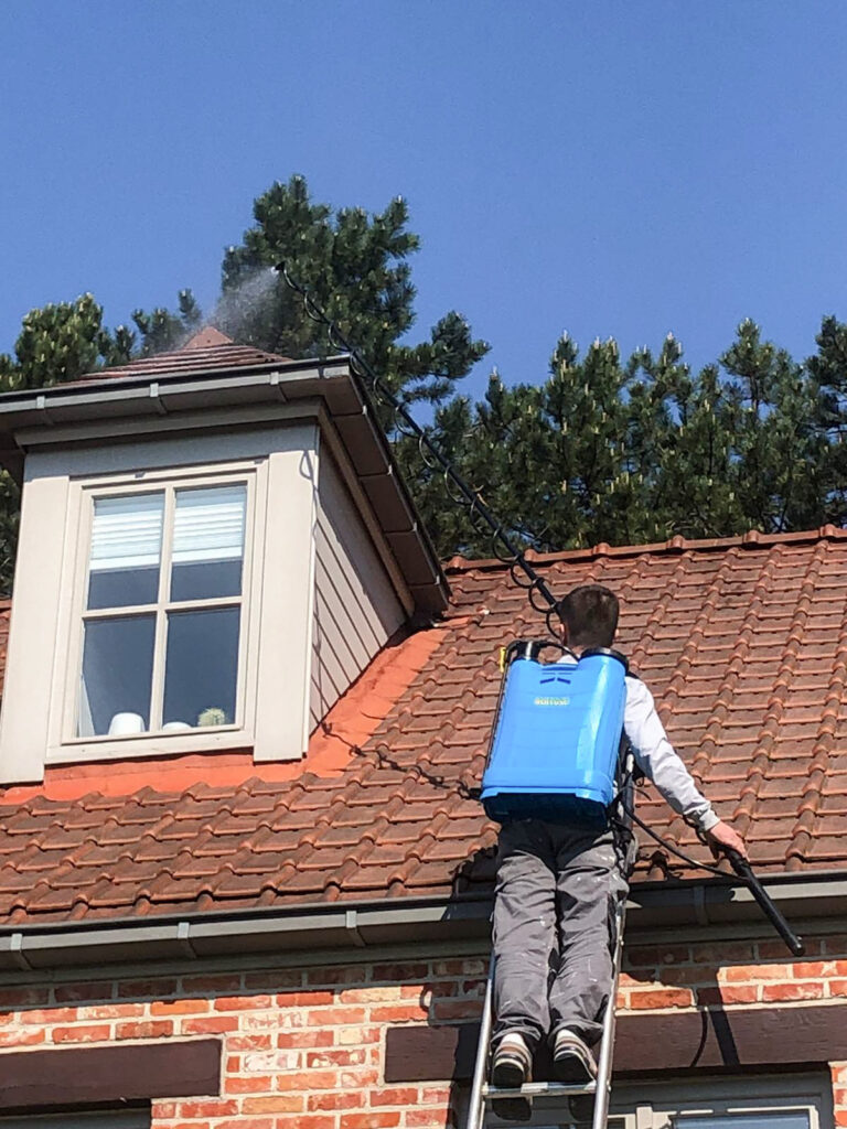 Homme en plein nettoyage de toiture