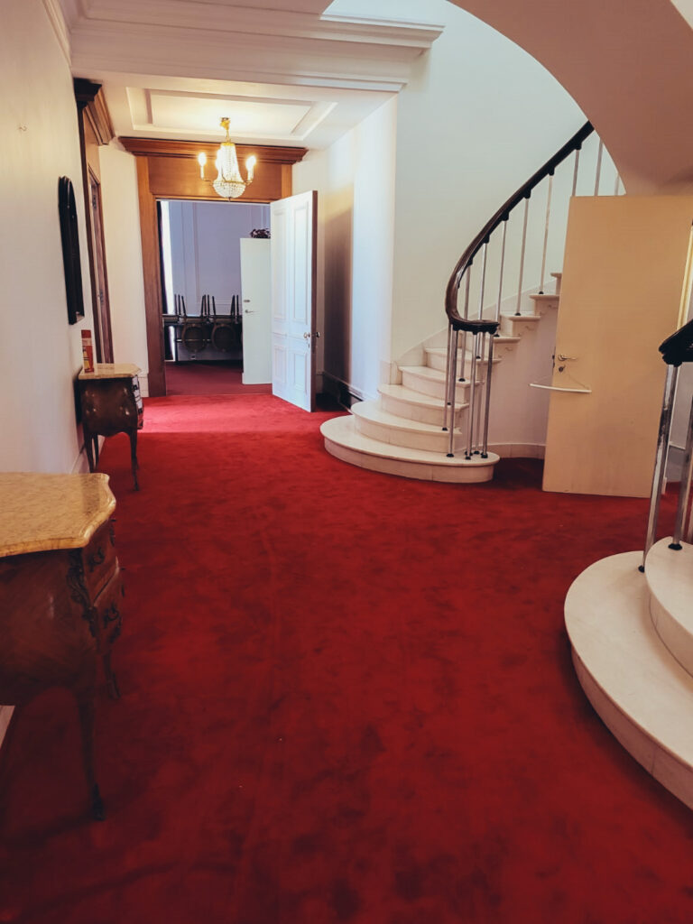 Tapis rouge nettoyé dans une entrée luxueuse