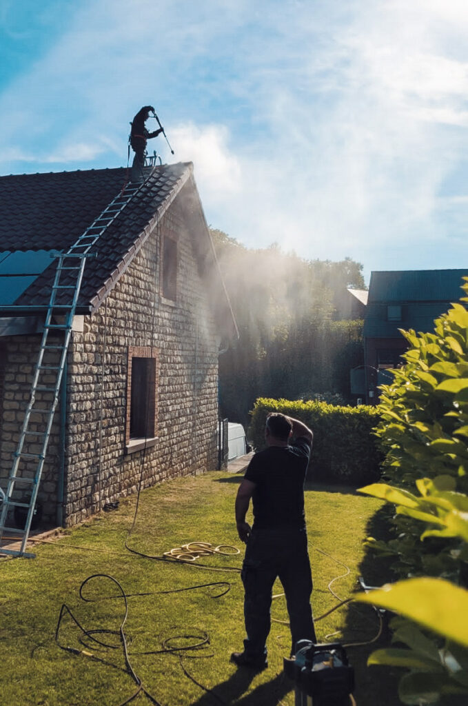 Equipe C Clean en plein nettoyage sur une toiture de maison