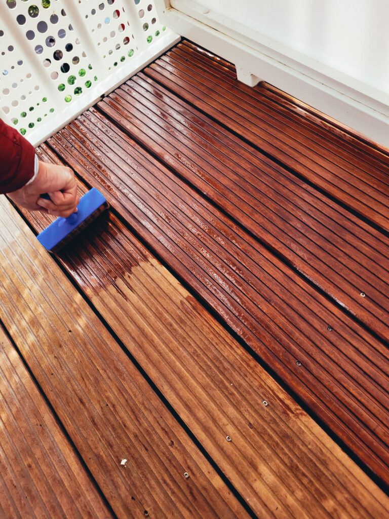 Gros plan sur une terrasse en bois en plein traitement