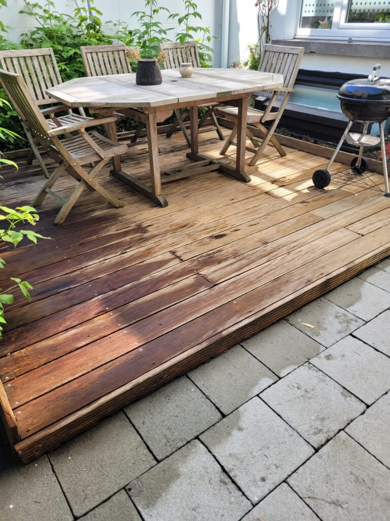 Terrasse en bois à moitié traitée (avant-après)